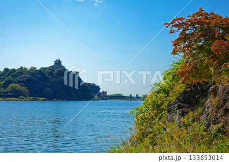 木曽川の川原より犬山城を望む 133853014