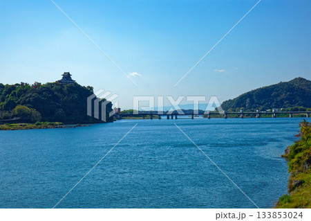 木曽川の川原より犬山城を望む 133853024