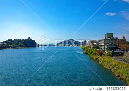木曽川の川原より犬山城を望む 133853025