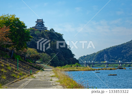 木曽川遊歩道より犬山城を望む 133853322