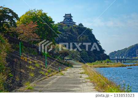 木曽川遊歩道より犬山城を望む 133853323