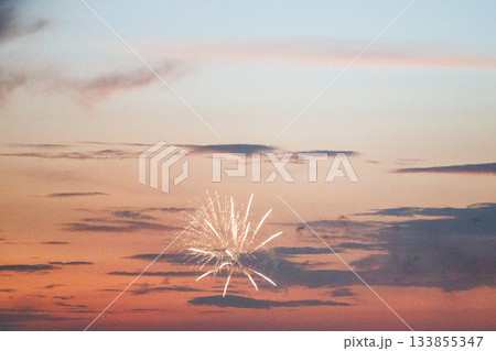 夕焼け空に広がる花火の風景 夕焼け空に広がる花火の風景 133855347