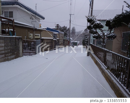 田舎の舗装されていない砂利道(冬) 田舎の舗装されていない砂利道(冬) 133855553