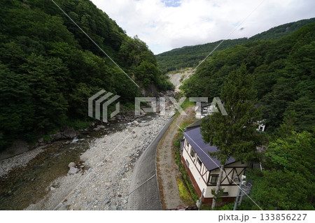 長野県切明温泉　中津川に架かる橋から、下流方面を見る　2025年8月6日 133856227