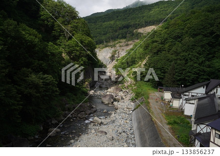 長野県切明温泉 中津川に架かる橋から、下流方面を見る 2025年8月6日 長野県切明温泉 中津川に架かる橋から、下流方面を見る 2025年8月6日 133856237
