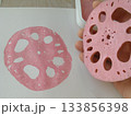 レンコンの切れ端にピンク色の絵の具を塗り画用紙にスタンプ 133856398