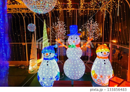 クリスマスイメージのイルミネーション素材 133856483