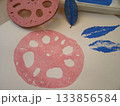 レンコンの切れ端とケヤキの葉に絵の具をつけて野菜と葉っぱのスタンプ遊び 133856584