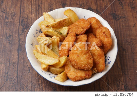 チキンカツとフライドポテト 133856704