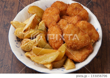 チキンカツとフライドポテト 133856706