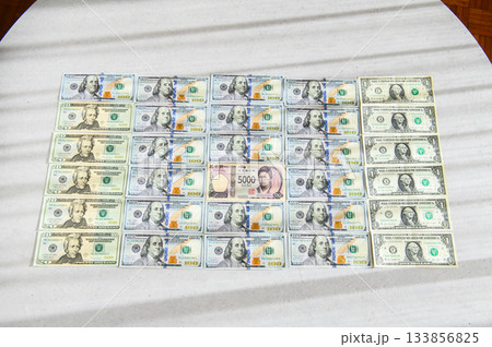 100・20・1ドル札 男性に囲まれた日本の5000円札 女性リーダー 100・20・1ドル札 男性に囲まれた日本の5000円札 女性リーダー 133856825