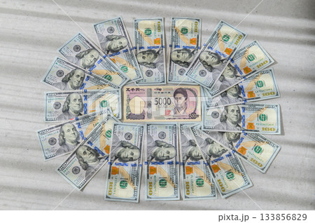 100ドル札 男性に囲まれた 日本 5000円の女性リーダー シャープ気味真上ワイド 100ドル札 男性に囲まれた 日本 5000円の女性リーダー シャープ気味真上ワイド 133856829