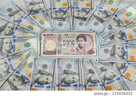 100ドル札 男性に囲まれた 日本 5000円の女性リーダー ぼかし気味真上 100ドル札 男性に囲まれた 日本 5000円の女性リーダー ぼかし気味真上 133856832