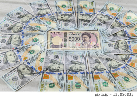 100ドル札　男性に囲まれた　日本　5000円の女性リーダー　シャープ気味 133856833