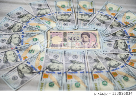 100ドル札　男性に囲まれた　日本　5000円の女性リーダー　ぼかし気味 133856834