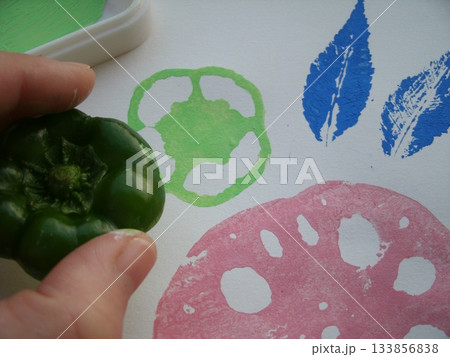 葉っぱやレンコンやピーマンの切れ端等に絵の具をつけ判子にして色々な模様をスタンプする様子 葉っぱやレンコンやピーマンの切れ端等に絵の具をつけ判子にして色々な模様をスタンプする様子 133856838