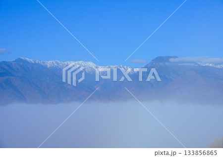 雲海と大天井岳（冠雪）と有明山【北安曇郡池田町】 133856865