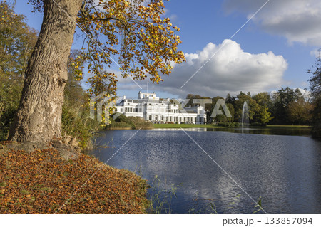 Soestdijk Palace reflected in the calm waters of the Baarn lake on a sunny autumn day with colorful leaves Soestdijk Palace reflected in the calm waters of the Baarn lake on a sunny autumn day with colorful leaves 133857094