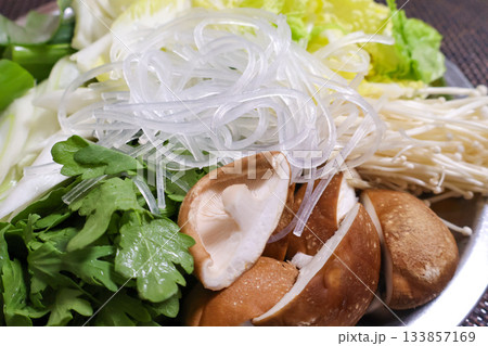お鍋の具材の野菜とキノコ類 133857169