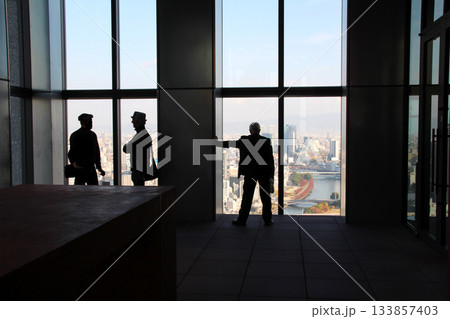 淀屋橋ツインタワーのスティションワン展望フロアの人影 133857403