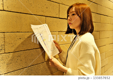 所得税の確定申告書を持っている女性 所得税の確定申告書を持っている女性 133857652