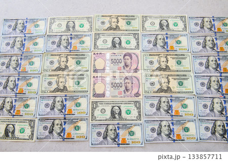 100・20・1ドル札米ドル男性に囲まれた5000円札 女性リーダー シャープ気味真上 100・20・1ドル札米ドル男性に囲まれた5000円札 女性リーダー シャープ気味真上 133857711