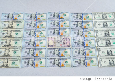 米ドル100ドル札 男性に囲まれた日本円5000円札 女性リーダー ワイド気味 米ドル100ドル札 男性に囲まれた日本円5000円札 女性リーダー ワイド気味 133857718