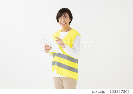 反射ベストをつけた女性 反射ベストをつけた女性 133857805