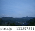 夕暮れ時の山村、郷愁を誘う静かな風景 133857851