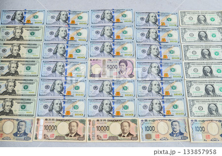 米ドル100ドル札　1万円1000円　男性に囲まれた日本円5000円札　女性リーダー　アップ気味　 133857958