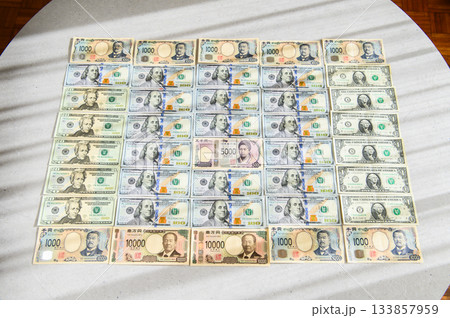 米ドル100ドル札　1万円1000円　男性に囲まれた日本円5000円札　女性リーダー　ワイド気味　 133857959