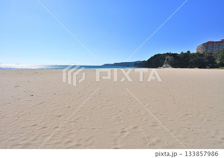 伊豆の多々戸浜の広大な砂浜 133857986
