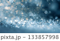 小さな雪の結晶が降り積もる聖夜のイメージ 133857998