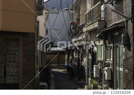 雑然とした日本の路地裏と電線 133858208