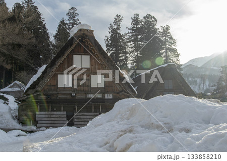 雪と陽光が差し込む白川郷の合掌造り家屋 雪と陽光が差し込む白川郷の合掌造り家屋 133858210