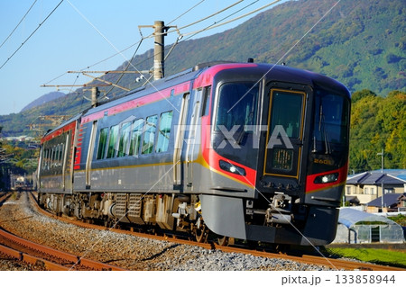 特急しおかぜ号全編成岡山発着に伴い宇多津→高松で運転された2600系・いしづち 特急しおかぜ号全編成岡山発着に伴い宇多津→高松で運転された2600系・いしづち 133858944