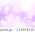 やさしい紫のボケ模様と光の粒子・ふんわり背景素材 133859216