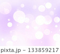 やさしい紫のボケ模様と光の粒子・ふんわり背景素材 133859217