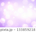やさしい紫のボケ模様と光の粒子・ふんわり背景素材 133859218