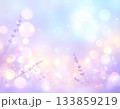 やさしい紫のボケ模様と光の粒子・ふんわり背景素材 133859219