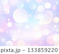 やさしい紫のボケ模様と光の粒子・ふんわり背景素材 133859220