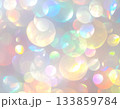 柔らかなレインボーボケの背景／光のにじみ／淡い虹色の抽象背景 133859784
