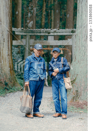 神社を散策するシニア夫婦 神社を散策するシニア夫婦 133860088