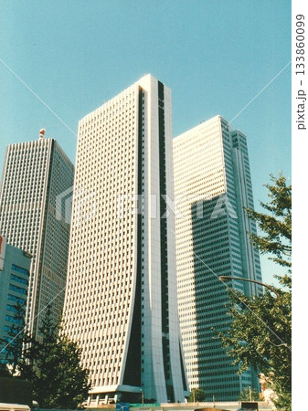 1980年代再開発途中の新宿副都心高層ビル街 133860099