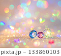 虹色のボケと宝石のきらめき／カラフルな光に包まれたジュエリー背景 133860103