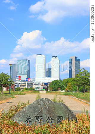 愛知県名古屋市、米野公園から見た名古屋駅周辺超高層ビル群の風景 愛知県名古屋市、米野公園から見た名古屋駅周辺超高層ビル群の風景 133860285