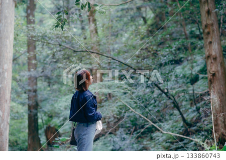 自然の中でひと休みする女性 133860743