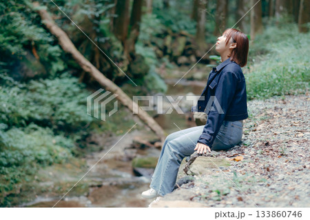 自然の中でひと休みする女性 133860746