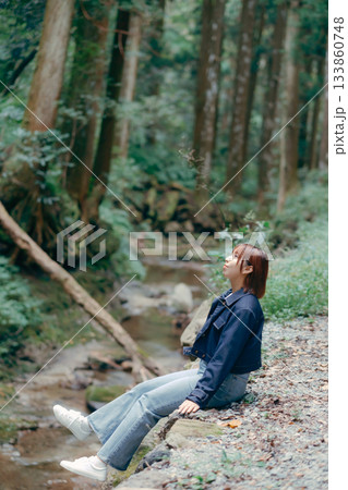 自然の中でひと休みする女性 133860748