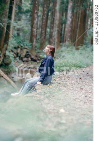 自然の中でひと休みする女性 133860752